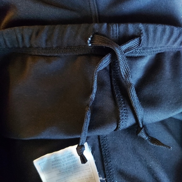 Women's Black Nike Dry Fit Short 3.5" with large side zip pocket Size M - Picture 5 of 6